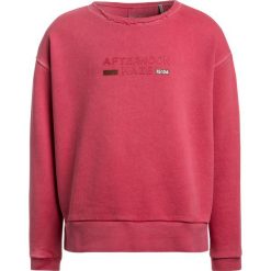 Scotch R'Belle BOXY FIT CREWNECK WITH CHEST ARTWORK Bluza framboise. Czerwone bluzy chłopięce marki Scotch R'Belle, z bawełny. W wyprzedaży za 188,10 zł.
