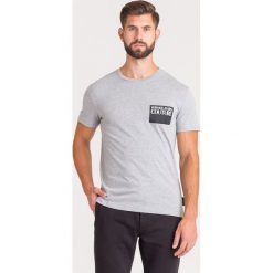 T-SHIRT Versace Jeans Couture. Szare t-shirty męskie Versace Jeans Couture, m, z aplikacjami, z bawełny, z okrągłym kołnierzem. Za 269,00 zł.