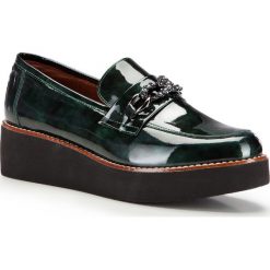 Buty damskie. Zielone półbuty damskie Wittchen, z aplikacjami, ze skóry, na wysokim obcasie, na platformie, bez zapięcia. W wyprzedaży za 419,90 zł.