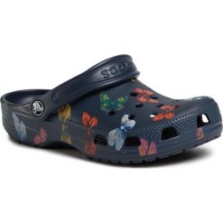 Klapki CROCS - Classic Vacay Vibes Clog 206375 Butterfly. Niebieskie klapki damskie Crocs, bez wzorów, z tworzywa sztucznego, bez obcasa. Za 189,00 zł.