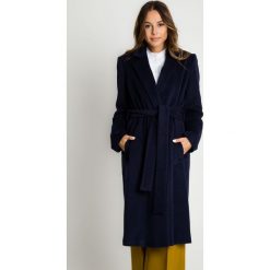 Granatowy płaszcz wiązany w talii BIALCON. Niebieskie kurtki damskie BIALCON, na jesień, bez wzorów, z wełny, eleganckie. Za 799,00 zł.