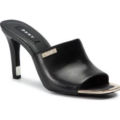 Klapki DKNY - Bronx K1977666 Black. Czarne klapki damskie DKNY, bez wzorów, ze skóry ekologicznej, bez obcasa, na obcasie. Za 599,00 zł.