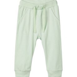 Spodnie "Urbe" w kolorze miętowym. Zielone spodnie niemowlęce marki name it girls, bez wzorów, z bawełny. W wyprzedaży za 35,95 zł.