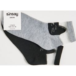 Skarpetki z kotem - Czarny. Czarne skarpetki damskie Sinsay, bez wzorów. Za 9,99 zł.