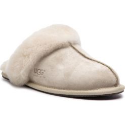 Kapcie UGG - W Scuffette II 5661 W/San. Brązowe klapki damskie Ugg, bez wzorów, ze skóry, bez obcasa. W wyprzedaży za 269,00 zł.
