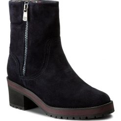 Botki TOMMY HILFIGER - Alicia 2B FW0FW01611 Midnight 403. Niebieskie botki damskie na obcasie marki TOMMY HILFIGER, ze skóry, za kostkę, na zamek. W wyprzedaży za 399,00 zł.