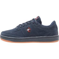 KangaROOS RETRO CUP KIDS Tenisówki i Trampki dark navy. Niebieskie trampki męskie marki KangaROOS, z tworzywa sztucznego, retro. Za 129,00 zł.