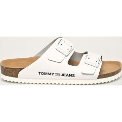 Tommy Jeans - Klapki skórzane. Różowe klapki damskie Tommy Jeans, bez wzorów, z jeansu, bez obcasa, na obcasie. Za 299,90 zł.