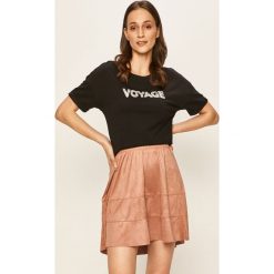 Only - T-shirt. Czarne bluzki damskie ONLY, s, z aplikacjami, z bawełny, casualowe, z okrągłym kołnierzem. W wyprzedaży za 49,90 zł.