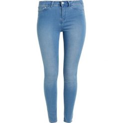 Wåven ASA Jeans Skinny Fit stone blue. Niebieskie jeansy damskie relaxed fit marki Wåven, z bawełny. W wyprzedaży za 134,50 zł.