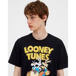 Koszulka z krótkim rękawem Looney Tunes. Białe koszulki męskie Pull&Bear, m, bez wzorów, bez kołnierzyka, z krótkim rękawem, krótkie. Za 69,90 zł.