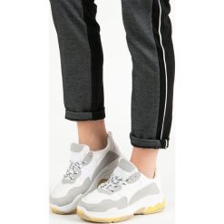 BIAŁE SNEAKERSY NA PLATFORMIE. Białe trampki i tenisówki damskie SMALL SWAN, bez wzorów, bez zapięcia. Za 76,90 zł.