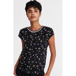 Wzorzysty T-shirt - Czarny. Czarne t-shirty damskie Reserved, s, bez wzorów, bez kołnierzyka. Za 39,99 zł.