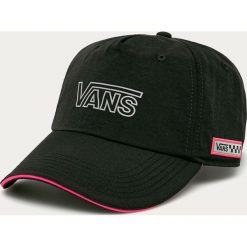 Vans - Czapka. Czarne czapki damskie Vans, z nadrukiem, z poliesteru. W wyprzedaży za 129,90 zł.