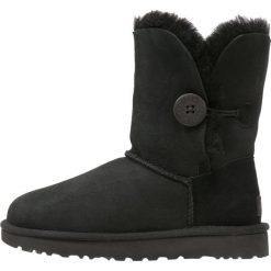 UGG BAILEY BUTTON II Botki black. Czarne buty zimowe damskie Ugg, z materiału. Za 899,00 zł.