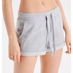 Dresowe szorty basic - Jasny szary. Szare szorty damskie Cropp, s, bez wzorów, z dresówki. Za 49,99 zł.