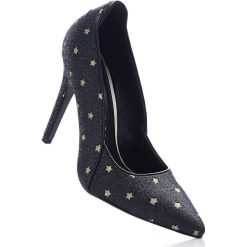 Czółenka bonprix czarny z nadrukiem. Czarne buty ślubne damskie marki bonprix, z nadrukiem, na szpilce. Za 79,99 zł.