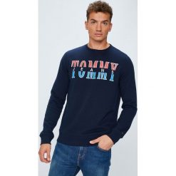 Tommy Jeans - Bluza. Niebieskie bejsbolówki męskie Tommy Jeans, l, z nadrukiem, z bawełny, bez kaptura. Za 299,90 zł.