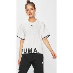 Puma - Top. Białe bluzki damskie Puma, s, z nadrukiem, z elastanu, casualowe, z okrągłym kołnierzem, z krótkim rękawem. W wyprzedaży za 119,90 zł.
