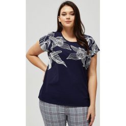 T-shirt z nadrukiem. Niebieskie bluzki damskie Moodo, z nadrukiem, z elastanu, klasyczne, z okrągłym kołnierzem, z krótkim rękawem. Za 44,99 zł.