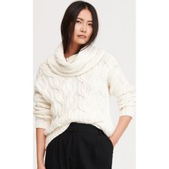 Sweter z luźnym golfem - Kremowy. Białe swetry damskie Reserved, s, bez wzorów, bez rękawów. W wyprzedaży za 79,99 zł.
