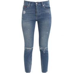 Tommy Jeans HIGH RISE IZZY Jeansy Slim Fit destroyed Denim. Szare jeansy damskie relaxed fit marki Tommy Jeans, z bawełny. W wyprzedaży za 419,30 zł.