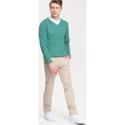 SWETER DŁUGI RĘKAW MĘSKI. Zielone swetry męskie marki Top Secret, xxl, bez wzorów, z bawełny, klasyczne, z dekoltem w serek, bez kaptura. W wyprzedaży za 39,99 zł.