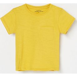 Bawełniany t-shirt z kieszonką - Żółty. Żółte t-shirty męskie Reserved, m, bez wzorów, z bawełny, bez kołnierzyka. Za 16,99 zł.