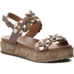 Sandały PIAZZA - 910835 Taupe 8. Pomarańczowe klapki damskie Piazza, bez wzorów, ze skóry, bez obcasa. W wyprzedaży za 199,00 zł.