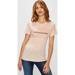 Calvin Klein Jeans - Top. Różowe bluzki damskie marki Calvin Klein Jeans, s, z nadrukiem, z bawełny, casualowe, z okrągłym kołnierzem, z krótkim rękawem. W wyprzedaży za 199,90 zł.