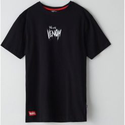 Koszulka Venom - Czarny. Czarne koszulki męskie Cropp, s, bez wzorów, bez kołnierzyka, bez rękawów. Za 49,99 zł.