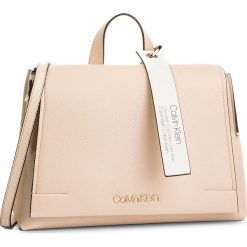 Torebka CALVIN KLEIN - Neat Top Handle K60K605029 064. Brązowe topy damskie Calvin Klein, bez wzorów, ze skóry ekologicznej, z klasycznym kołnierzykiem. W wyprzedaży za 389,00 zł.