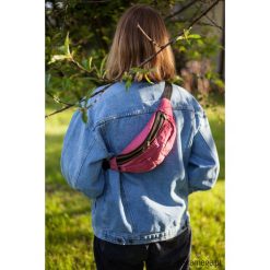Nerka z różowego jeansu. Różowe nerki damskie Pakamera, w paski, z jeansu, bez dodatków. Za 85,00 zł.