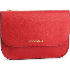 Torebka COCCINELLE - DV1 Envelopes E5 DV1 19 B7 07 Coquelicot R09. Czerwone torebki klasyczne damskie marki Coccinelle, bez wzorów, ze skóry, klasyczne, bez dodatków. Za 649,90 zł.