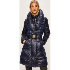 Guess Jeans - Kurtka puchowa. Niebieskie kurtki damskie Guess Jeans, s, w paski, z jeansu, długie. W wyprzedaży za 899,90 zł.