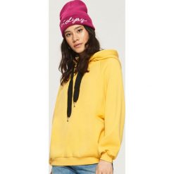 Bluzy rozpinane damskie: Bluza z napisem na kapturze - Żółty