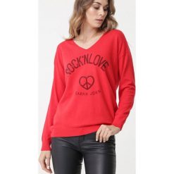 Czerwony Sweter Crystal Brook. Czerwone swetry damskie Born2be, s, z nadrukiem, bez rękawów, długie, bez kaptura. Za 99,99 zł.