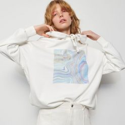 Bluza z nadrukiem - Biały. Białe bluzy damskie Reserved, s, z nadrukiem, bez rękawów, bez kaptura. W wyprzedaży za 39,99 zł.
