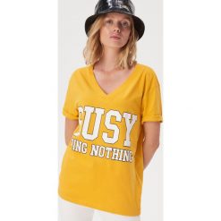 Luźny t-shirt college - Żółty. Żółte t-shirty damskie Sinsay, s, bez wzorów, bez kołnierzyka. Za 19,99 zł.