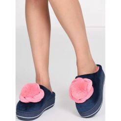 Granatowe Kapcie Deep Think. Różowe kapcie damskie marki Born2be. Za 24,99 zł.