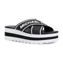 Klapki w kolorze biało-czarnym. Czarne klapki damskie Michael Kors, Guess, bez wzorów, bez obcasa, na platformie. W wyprzedaży za 389,95 zł.