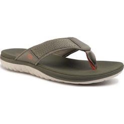 Japonki CLARKS - Step Beat Dune 261489647 Dusty Olive. Zielone klapki męskie Clarks, z tworzywa sztucznego, bez zapięcia. Za 239,00 zł.
