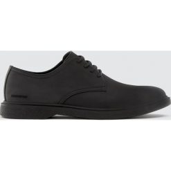 Buty sportowe ze skóry nappa. Czarne buty sportowe męskie marki Pull&Bear, ze skóry, bez zapięcia. Za 199,00 zł.