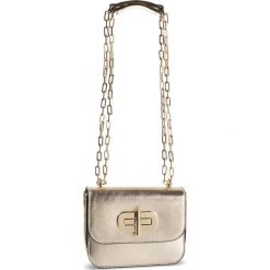 Torebka TOMMY HILFIGER - Turnlock Mini Crossover Gold AW0AW07423 TDQ. Żółte torebki klasyczne damskie TOMMY HILFIGER, bez wzorów, ze skóry, wizytowe, lakierowane, bez dodatków. W wyprzedaży za 449,00 zł.