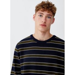 Sweter w paski z dzianiny ottoman. Brązowe swetry męskie Pull&Bear, m, w paski, z dzianiny, bez kołnierzyka, bez kaptura. Za 69,90 zł.