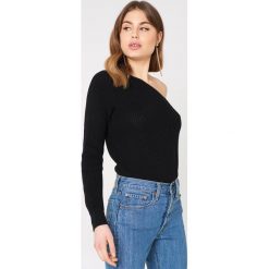 Swetry oversize damskie: NA-KD Sweter oversize na jedno ramię – Black