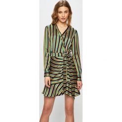 Pinko - Sukienka. Sukienki damskie Pinko, na co dzień, bez wzorów, z wiskozy, casualowe, z włoskim kołnierzykiem, z długim rękawem, długie, mini, rozkloszowane. W wyprzedaży za 999,90 zł.