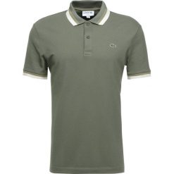 Lacoste Koszulka polo armee/aloevanillier. Zielone koszulki męskie Lacoste, xl, bez wzorów, z elastanu, polo, bez rękawów. Za 459,00 zł.