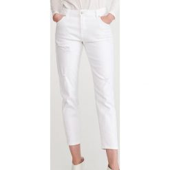 Jeansy boyfriend slim - Biały. Białe jeansy damskie Reserved, bez wzorów, z jeansu. Za 119,99 zł.