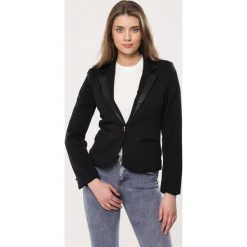 Czarna Marynarka Uplifting. Czarne marynarki damskie Born2be, bez wzorów, z dzianiny. Za 59,99 zł.